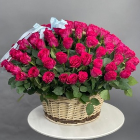 Композиция в корзине из 151 малиновой розы в Кубинке