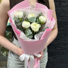 Букет-комплимент из 5 белых ранункулюсов в Кубинке