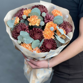 Букет "Персиковый раф" из хризантем Бигоуди, краспедии и диантусов в Кубинке