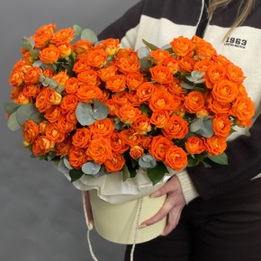 Композиция в шляпной коробке "Закат" из кустовых роз и эвкалипта в Кубинке