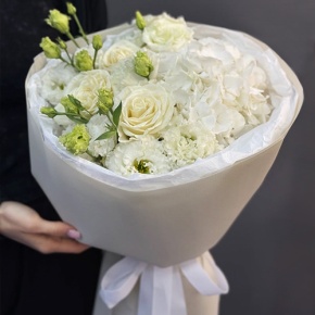 Букет "Нега" из Голландской гортензии, роз и эустом в Кубинке