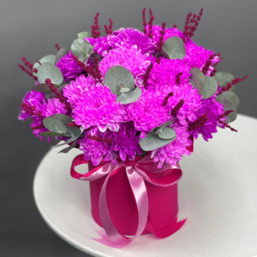 Композиция в шляпной коробке "Магия розового" из хризантем и лаванды в Кубинке