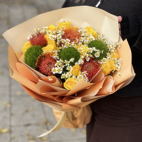 Букет "Зельда" из диантусов Lux, лимонных роз, лейко и ромашек в Кубинке