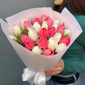 Букет из 25 кораллово-белых тюльпанов в Кубинке