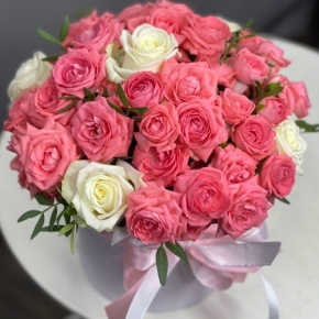 Композиция в шляпной коробке из белых и кустовых коралловых роз в Кубинке