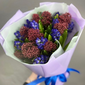 Букет "Твой яркий день" из гиацинтов и скиммии в Кубинке