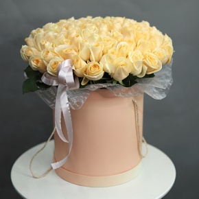 Композиция в шляпной коробке из 101 кремовой розы в Кубинке
