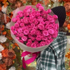 Букет из 35 малиновых кустовых пионовидных роз (60 см) в Кубинке