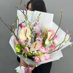 Авторский букет с антуриумами, ранункулюсами и цветущими ветками магнолии в Кубинке