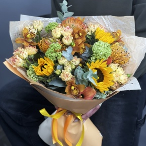 Букет "Сочиняй мечты" из подсолнухов, лейко, вибирнума, орхидей, калл, кустовых роз и талинума в Кубинке