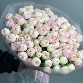 Букет из 25 кустовых пионовидных роз Мэнсфилд парк (50 см) в Кубинке