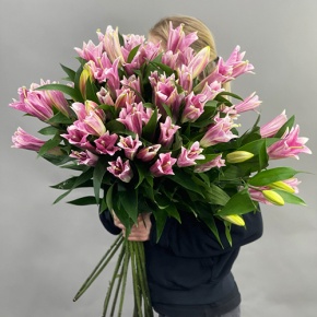 Букет из 17 розовых лилий в Кубинке