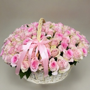 Композиция в корзине из 101 кенийской розы нежный микс (40 см) в Кубинке