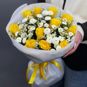 Букет "Синди" из лимонных роз, ромашек и хризантем сантини в Кубинке