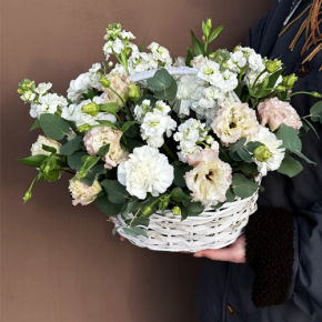 Композиция в корзине "Фея" из маттиол, диантусов, эустом и эвкалипта в Кубинке