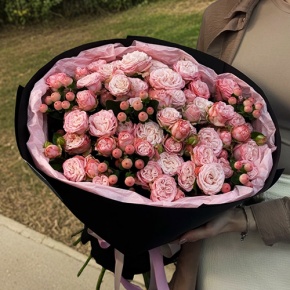 Букет из кустовых роз Бомбастик и гиперикума (50 см) в Кубинке