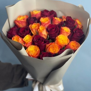 Букет из 25 Кенийских роз микс (40 см) в Кубинке