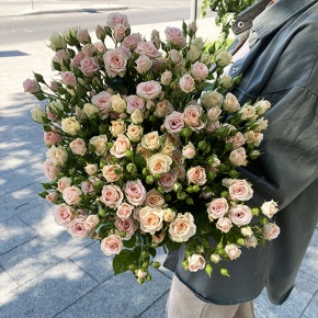 Букет из 31 кустовой розы микс (70 см) в Кубинке