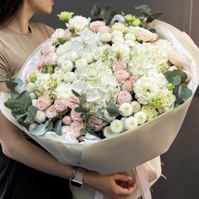 Букет "Пастелла" из кустовых пионовидных роз, Голландской Гортензии, эустомы, хризантемы Ньютон и эвкалипта в Кубинке