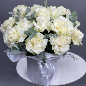 Композиция в шляпной коробке из роз Эквадор Мондиаль в Кубинке