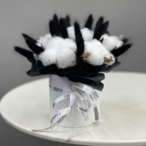 Композиция в шляпной коробке мини "Чикатуха" из хлопка и лагуруса в Кубинке