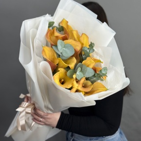 Букет из 17 оранжевых калл с эвкалиптом в Кубинке