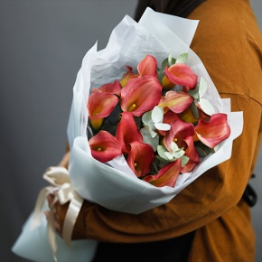 Букет из 17 нежных калл с эвкалиптом в Кубинке