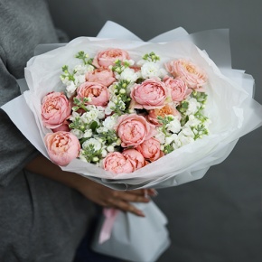 Букет "Наоми" из кустовых пионовидных роз Джульетта и ароматных маттиол в Кубинке