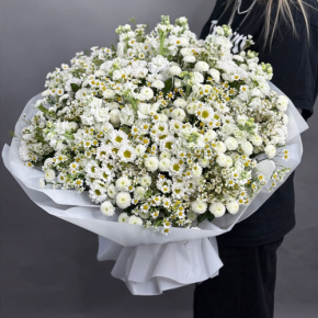 Букет "Эдем" из хризантем, маттиол и ромашек в Кубинке