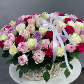 Композиция в корзине из 101 розы микс в Кубинке