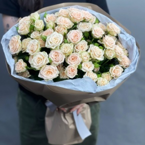 Нежный букет из 17 кремовых кустовых роз (60 см) в Кубинке