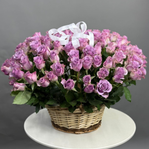 Композиция в корзине из 131 кенийской розы (40 см) в Кубинке