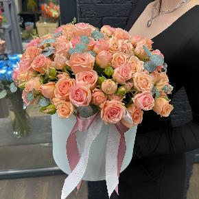 Композиция из кустовых роз в шляпной коробке " Персиковый мусс" в Кубинке