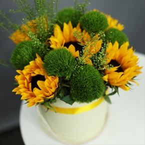 Композиция в шляпной коробке из подсолнухов и диантусов люкс в Кубинке