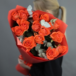 Букет из 15 морковных роз с эвкалиптом (70 см) в Кубинке