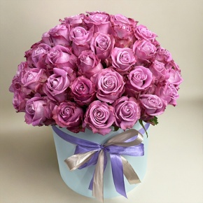 Композиция в шляпной коробке из 51 розы Меритим в Кубинке