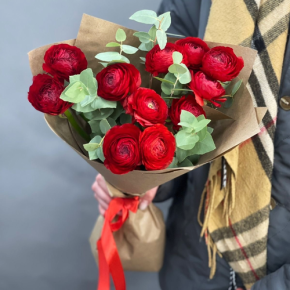 Букет из 11 ранункулюсов и эвкалипта в Кубинке