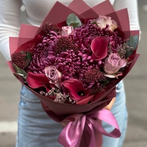Букет "Импульс" из скиммии, калл, роз и хризантем Бигоуди в Кубинке