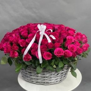 Композиция в корзине из 101 малиновой розы (40 см) в Кубинке