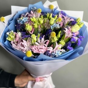 Букет "Загадка вечности" из гиацинтов, нерине, тюльпанов и оксипеталума в Кубинке