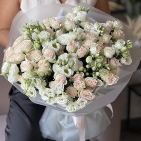 Букет "Пассаж" из эустом и кустовых роз в Кубинке