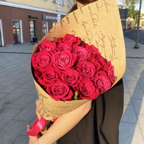Букет из 15 роз Шангрила в крафте (60 см) в Кубинке