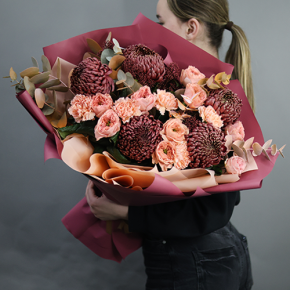 Букет "Осенний блюз" из хризантем Бигоуди, диантусов, скиммии и роз Риджентс парк  в Кубинке