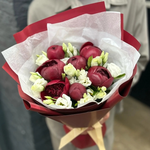 Микс из бордовых пионов Ред Шарм и белой эустомы в Кубинке
