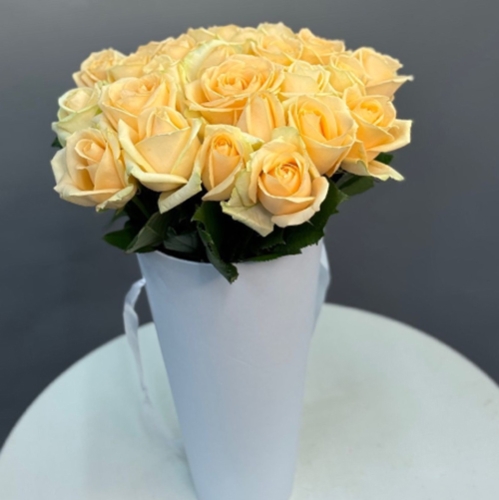25 кремовых роз в конусе в Кубинке