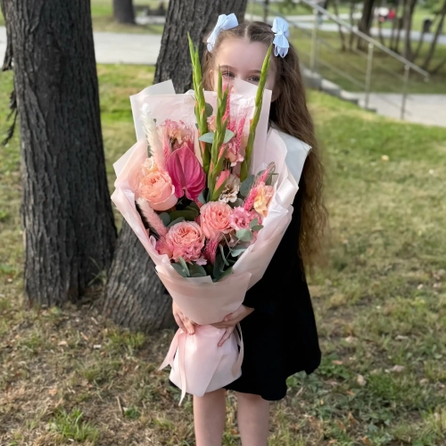 Букет на 1 сентября с гладиолусами, розами и антуриумом в Кубинке