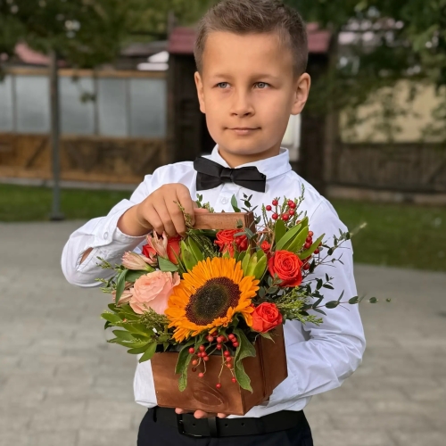 Деревянный ящик с подсолнухом, розами и калиной в Кубинке
