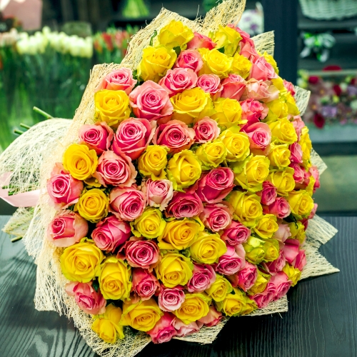 Букет из 101 розовой и лимонной розы (50 см) в Кубинке