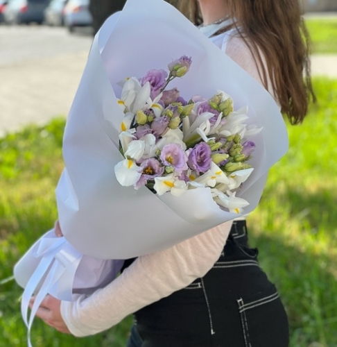 Букет "Вива ла дива" из эустом и ирисов в Кубинке