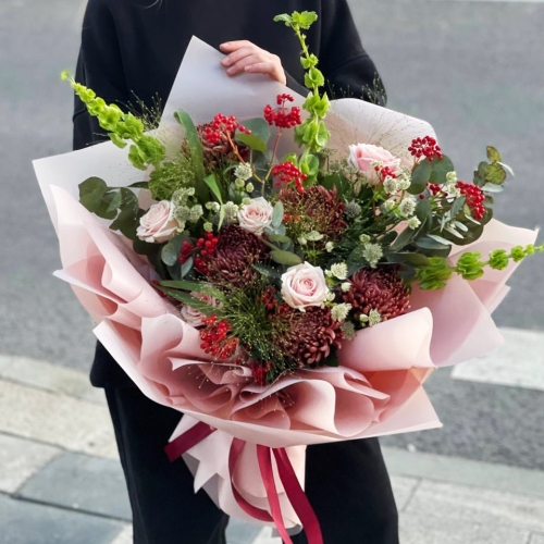 Букет "Вернисаж" из калины, хризантем Бигоуди, молюцеллы, паникума, роз и астранции в Кубинке